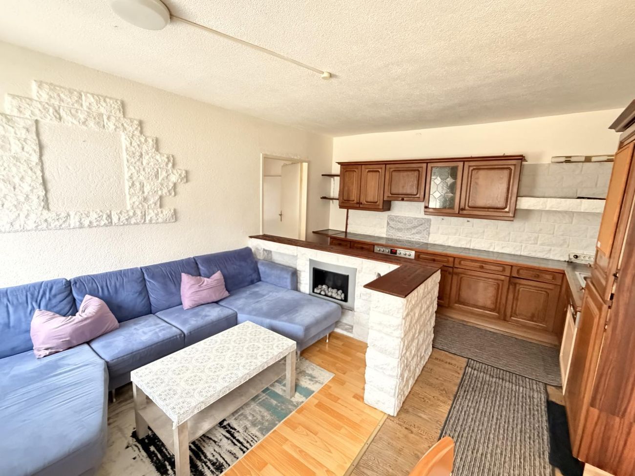 Wohnküche der kleinen Wohnung mit Kamin